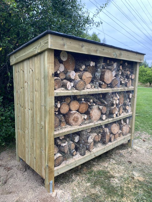 Stort insektshotell i trä för parker och fastigheter skapar boplatser för solitära bin och insekter och stärker biologisk mångfald i utemiljöer