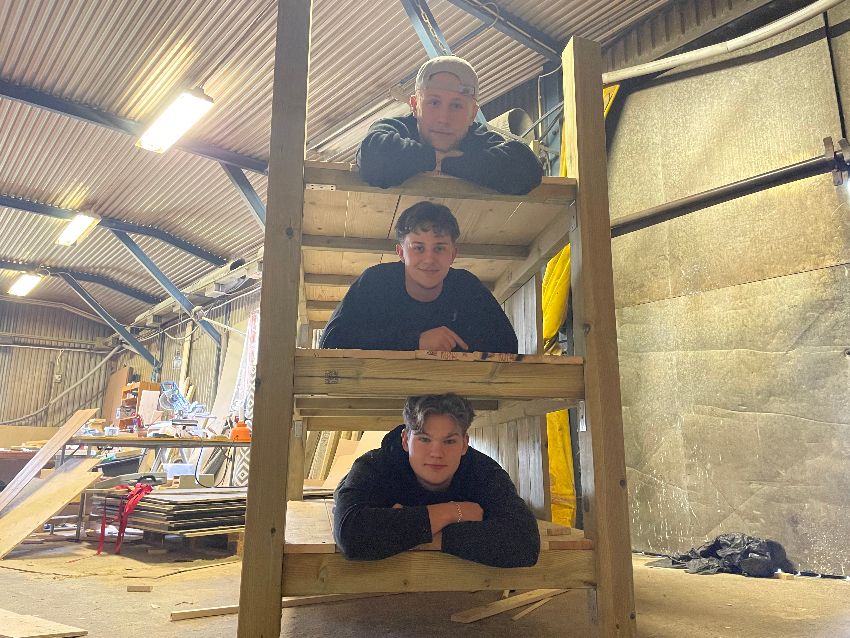 Bark & Bo bygger hållbara holkar och naturinsatser i trä med fokus på biologisk mångfald lokal tillverkning och kvalitet från svensk verkstad