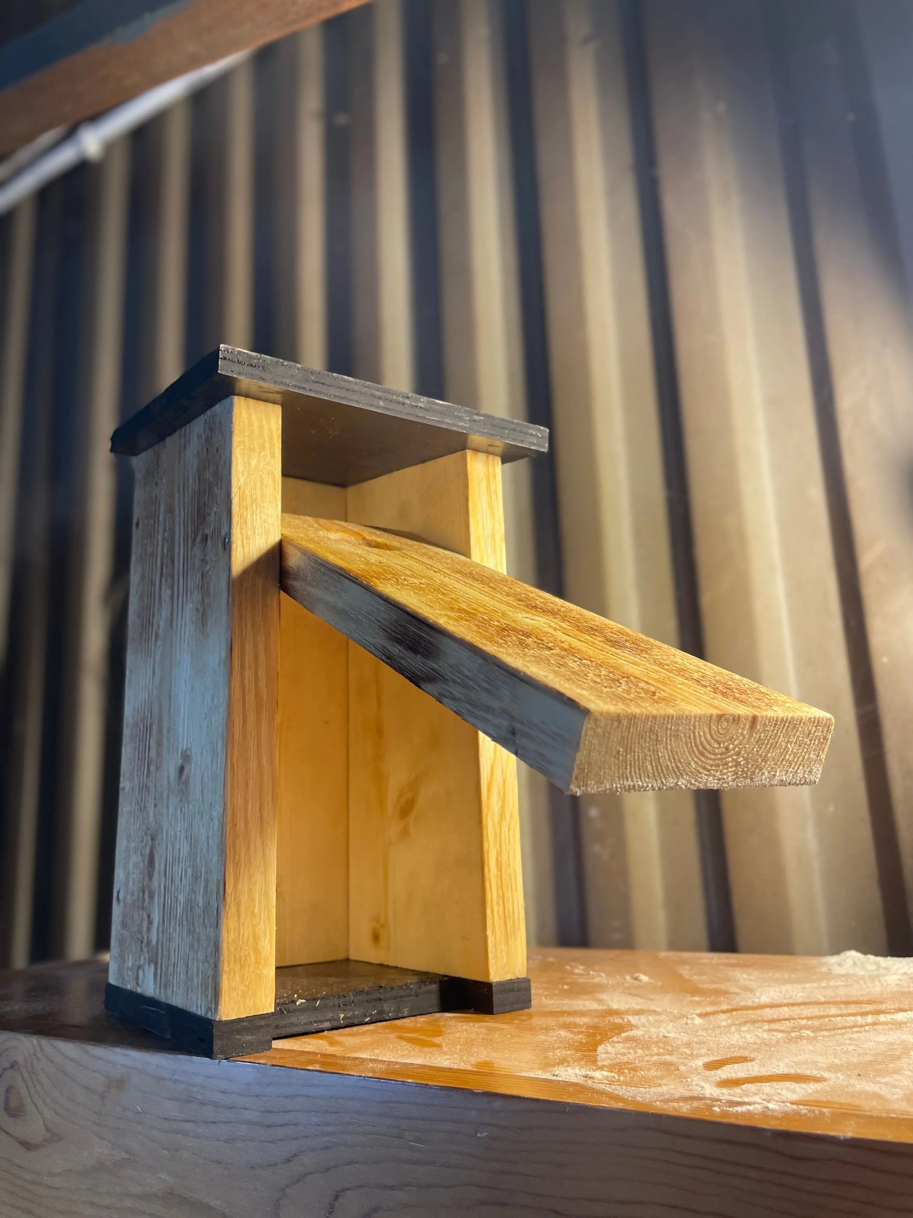 Bränd flugsnapparholk i trä, öppningsbar demonstration. Bild tagen från vänstervy 