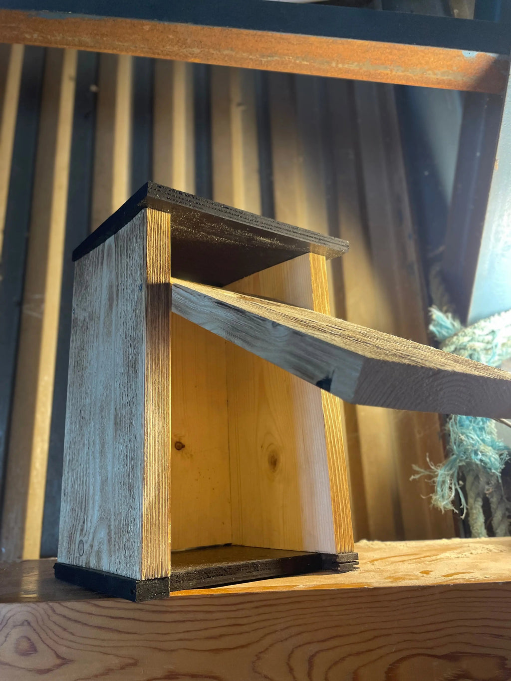 Bränd stareholk i trä ståendes på en hylla med öppen framsida. demonstrering av öppnigsbarhet 